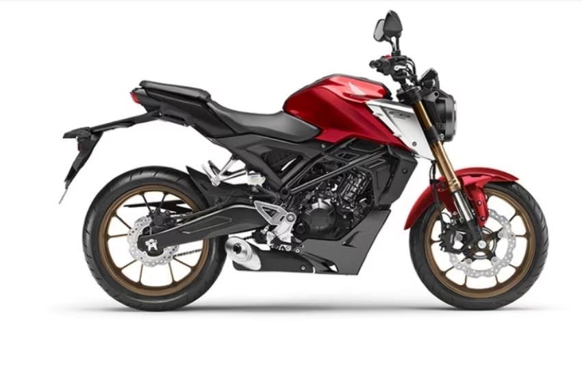 <div class='descrGalleryTitle'>Honda CB 125 R</div><div class='descrGalleryText'><p>Honda come altre case ha listino una mini-replica delle naked più grosse, da cui la&nbsp;<a href="https://www.dueruote.it/moto-scooter/honda/honda-cb-125-r-abs/">CB 125 R</a>&nbsp;trae linee e fascino. Lei sfoggia un <b>mix di retro e moderno</b>, con un faro rotondo a led abbinato a sovrastrutture taglienti e aggressive. La potenza è quella “piena” dei 15 cavalli, sfruttabile tramite un cambio a 6 marce. Il comparto sospensive prevede <b>forcella Showa rovesciata</b> da 41 e mono ammortizzatore regolabile; freno a disco anteriore da 296 mm. Il prezzo è medio alto: 4.990 euro.</p>
</div>